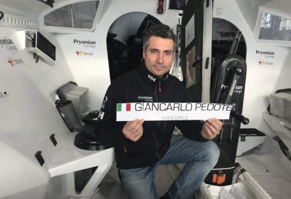Giancarlo nel 2020, mostra il simbolo #4PEOPLE marcato sotto al suo nome posto sulla barca. @Noesis